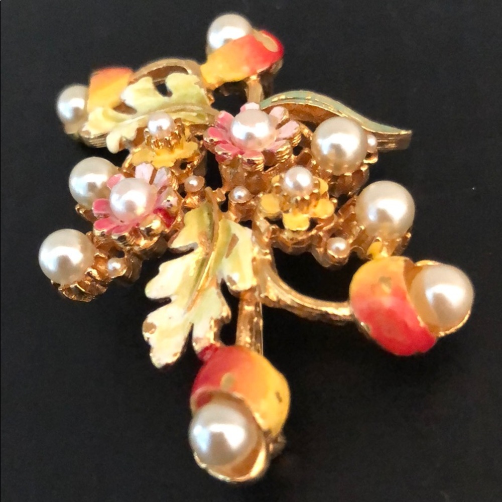 VINTAGE COLORFUL PEARL & ENAMEL BROACH